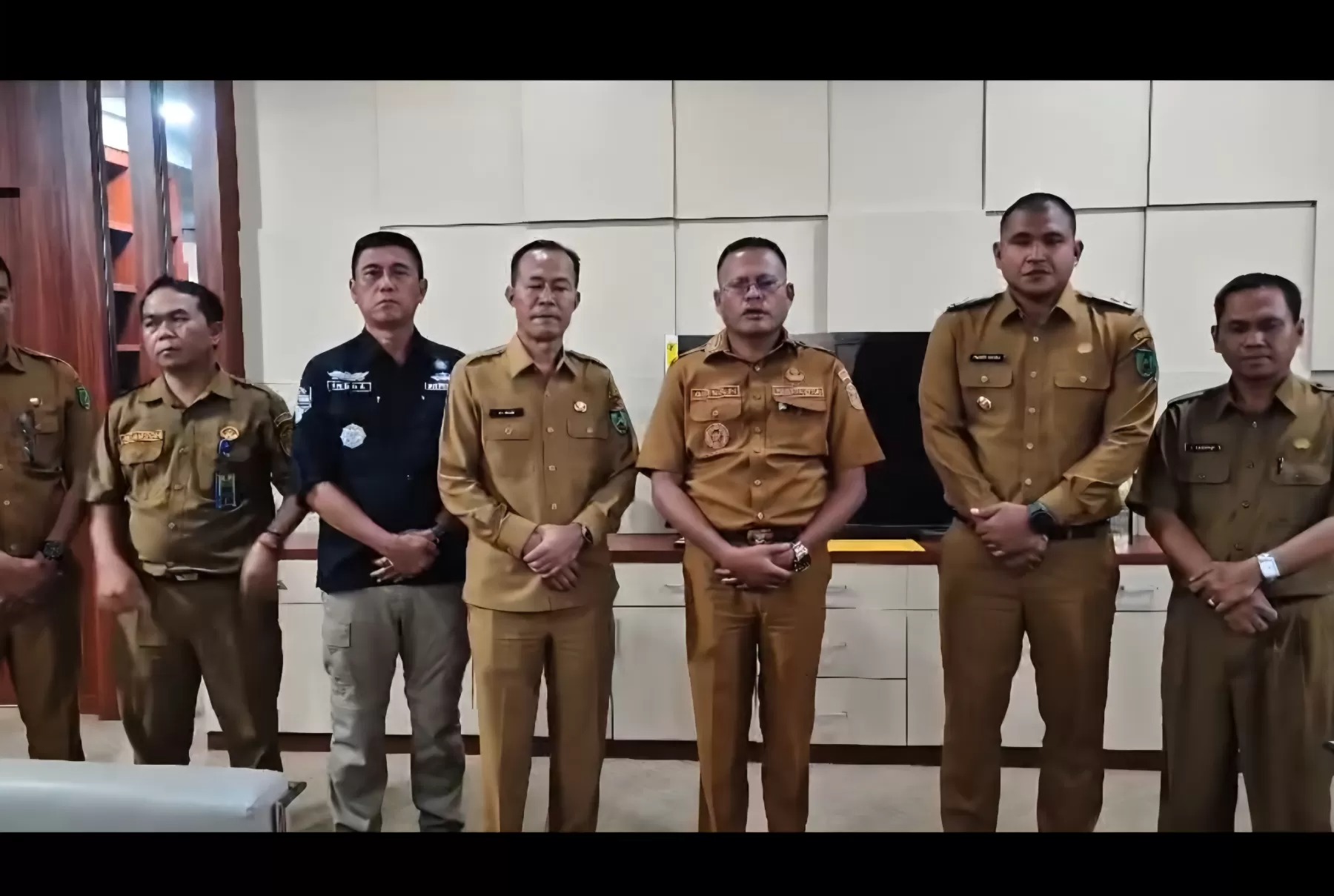 Wali Kota Prabumulih, Arlan (tengah), didampingi pegawai Pemkot Prabumulih mengklarifikasi viralnya pencopotan Kepala Sekolah SMPN 1 Prabumulih yang diduga akibat tegur anaknya.