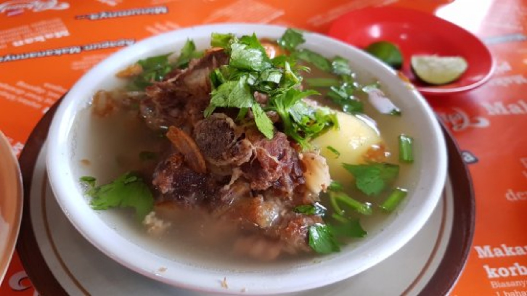 Sop buntut, salah satu kuliner khas Tawangmangu.