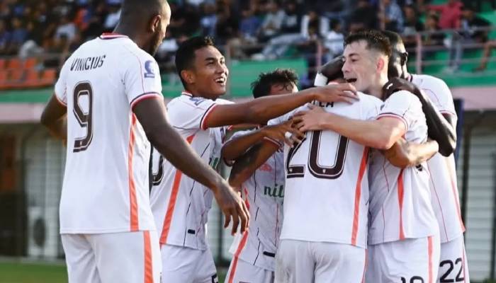 Para pemain Borneo FC rayakan kemenangan atas PSIM Jogja untuk melanjutkan tren kemenangan di BRI Super League.