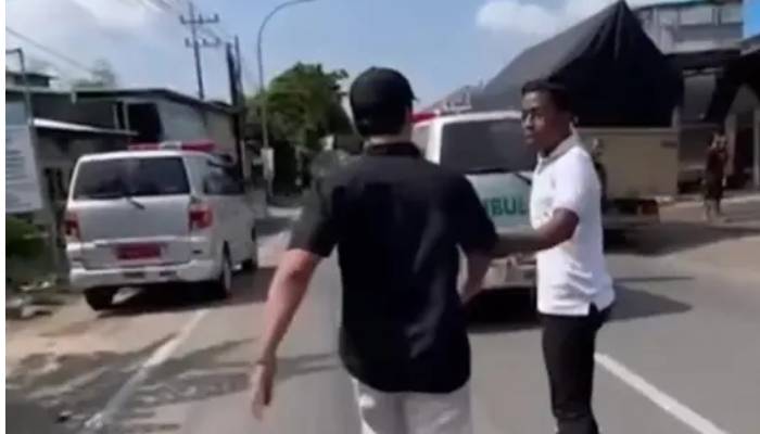 Video viral seorang sopir ambulans yang emosi.
