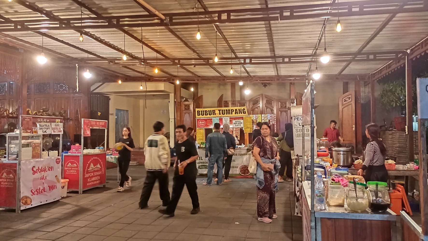 Suasana stand kuliner di Sasana Krida Mangkubumen, Banjarsari, Surakarta, Selasa (16/9/2025).