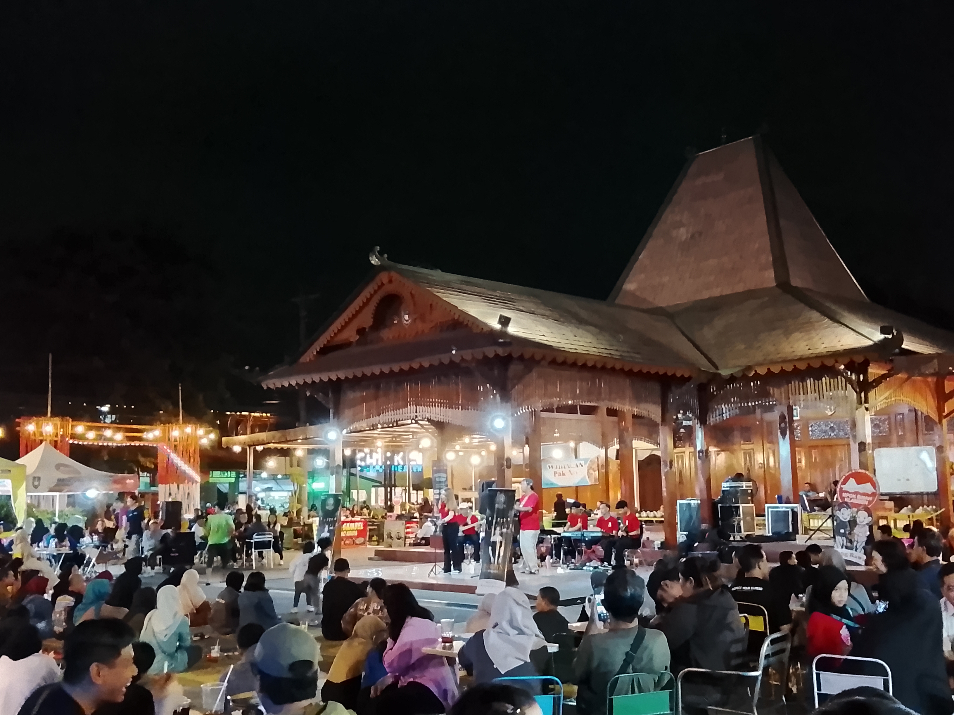 Hiburan rakyat di Sasono Krido Mangkubumen Solo suguhkan live musik, kuliner UMKM, dan suasana nongkrong yang bikin pengunjung betah.