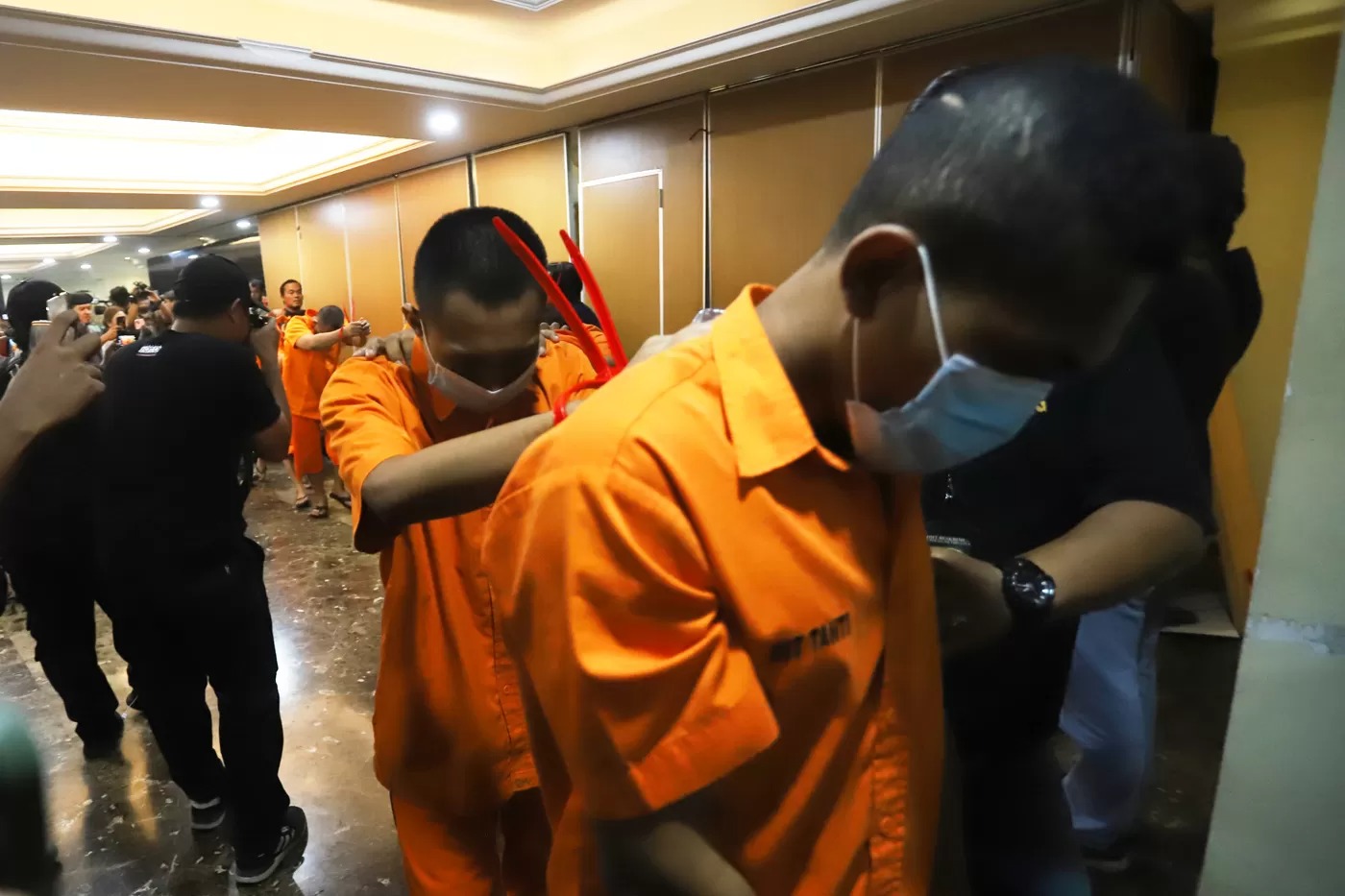Para tersangka penculikan dan pembunuhan kepala cabang bank BUMN Cempaka Putih Jakarta Pusat digelandang penyidik Di Mapolda Metro Jaya, Jakarta.