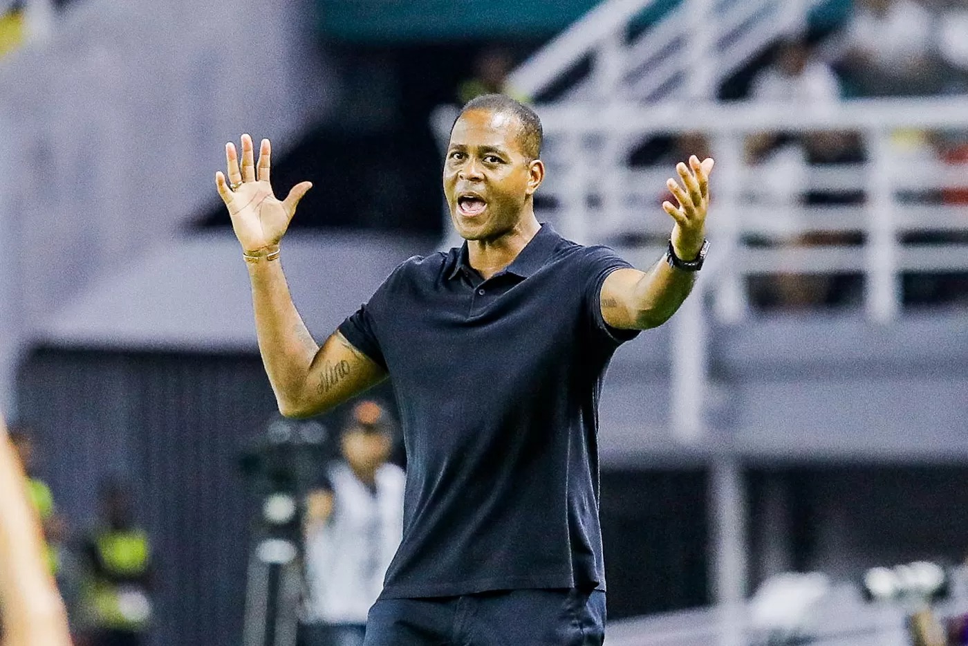 Pelatih Timnas Indonesia Patrick Kluivert memberikan arahan kepada pemain saat menghadapi Chinase Taipei dalam International Friendly Match di Stadion Gelora Bung Tomo, Surabaya, kemarin (5/9/2025).