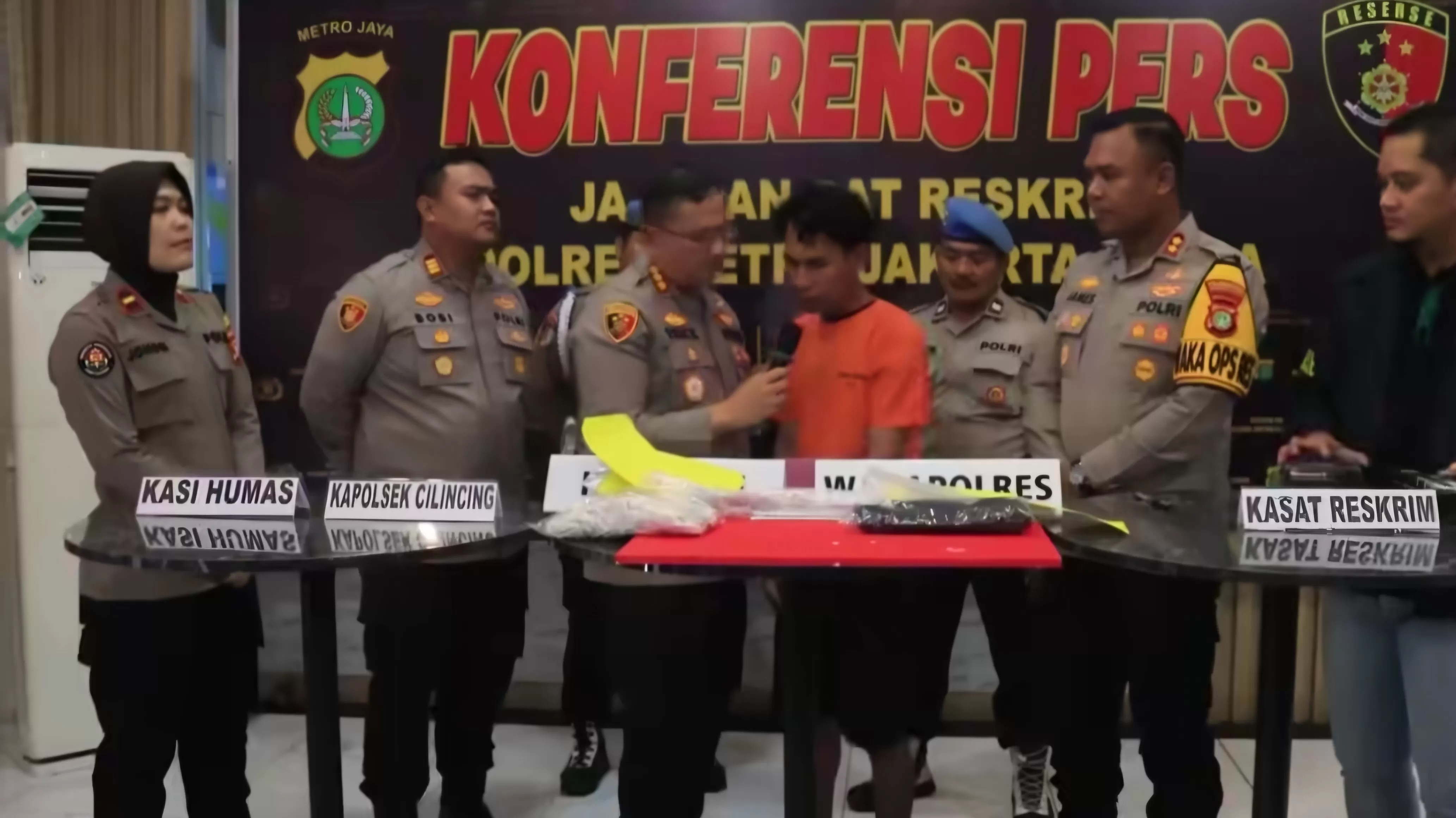 Kapolres Metro Jakarta Utara Kombes Pol Erick Frendriz mengungkap kasus cinta segitiga berujung pembunuhan di Cilincing.