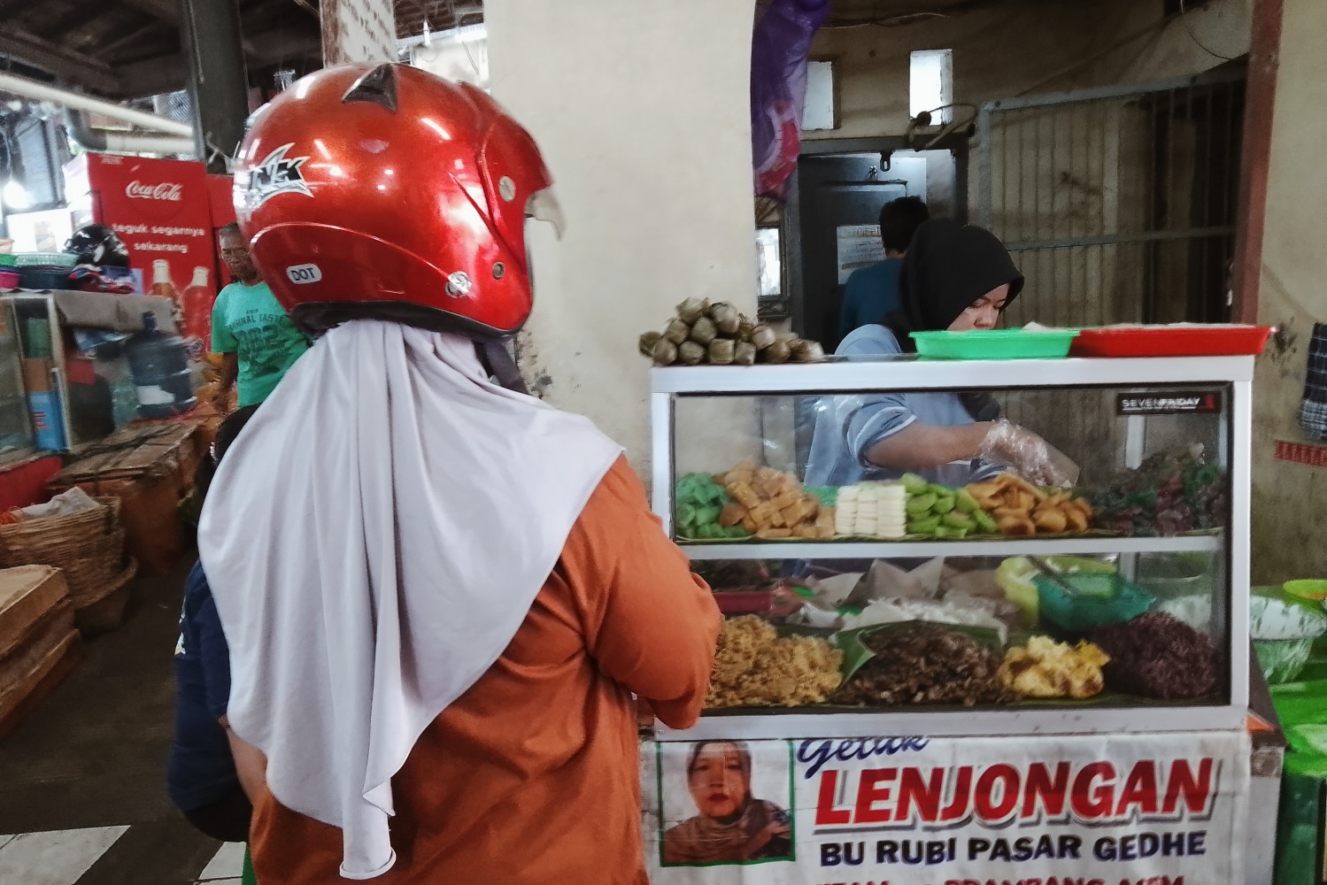 Pengunjung yang sedang membeli getuk lenjongan di Pasar Gede, Kamis (18/9/2025).