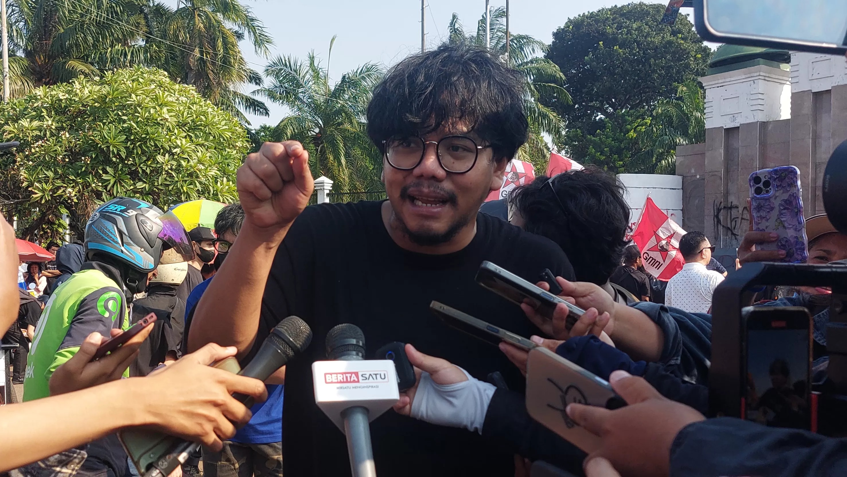 Influencer sekaligus Youtuber Ferry Irwandi mengikuti aksi demonstrasi di depan gedung DPR/MPR RI, Senin (1/9/2025).