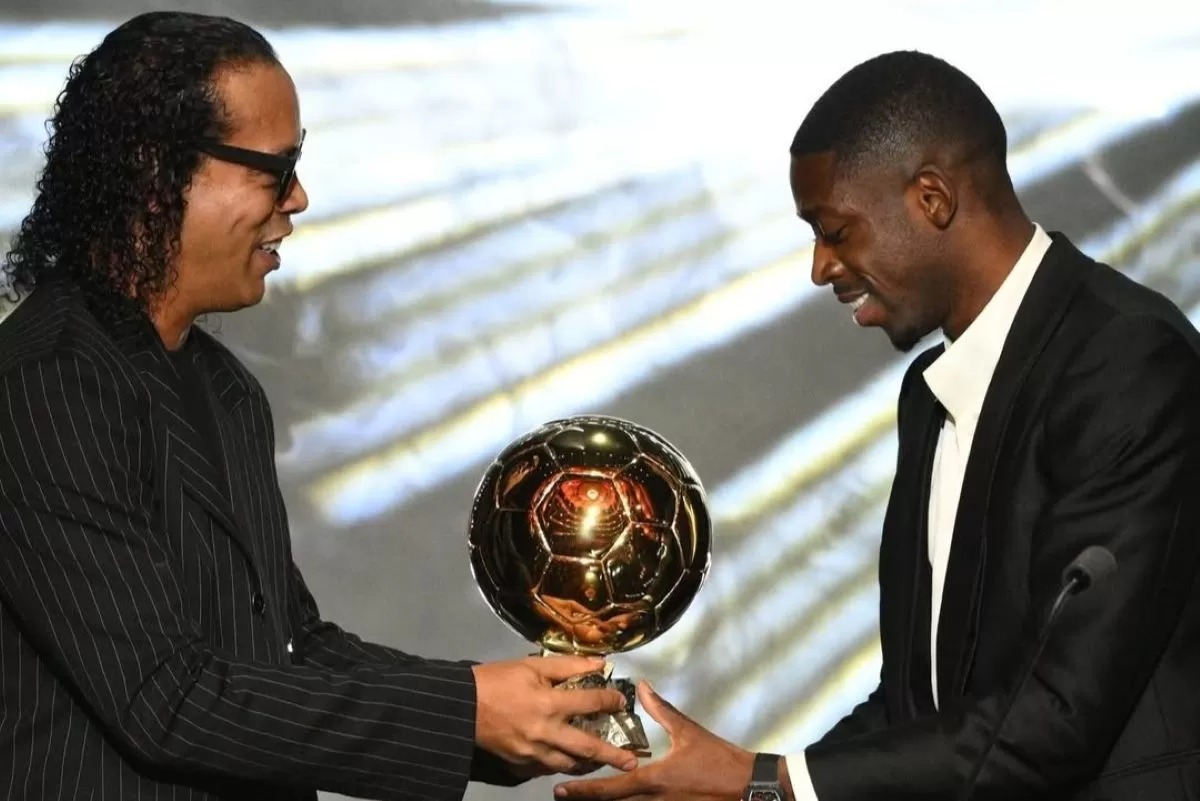 Ronaldinho menyerahkan Trofi Balon D