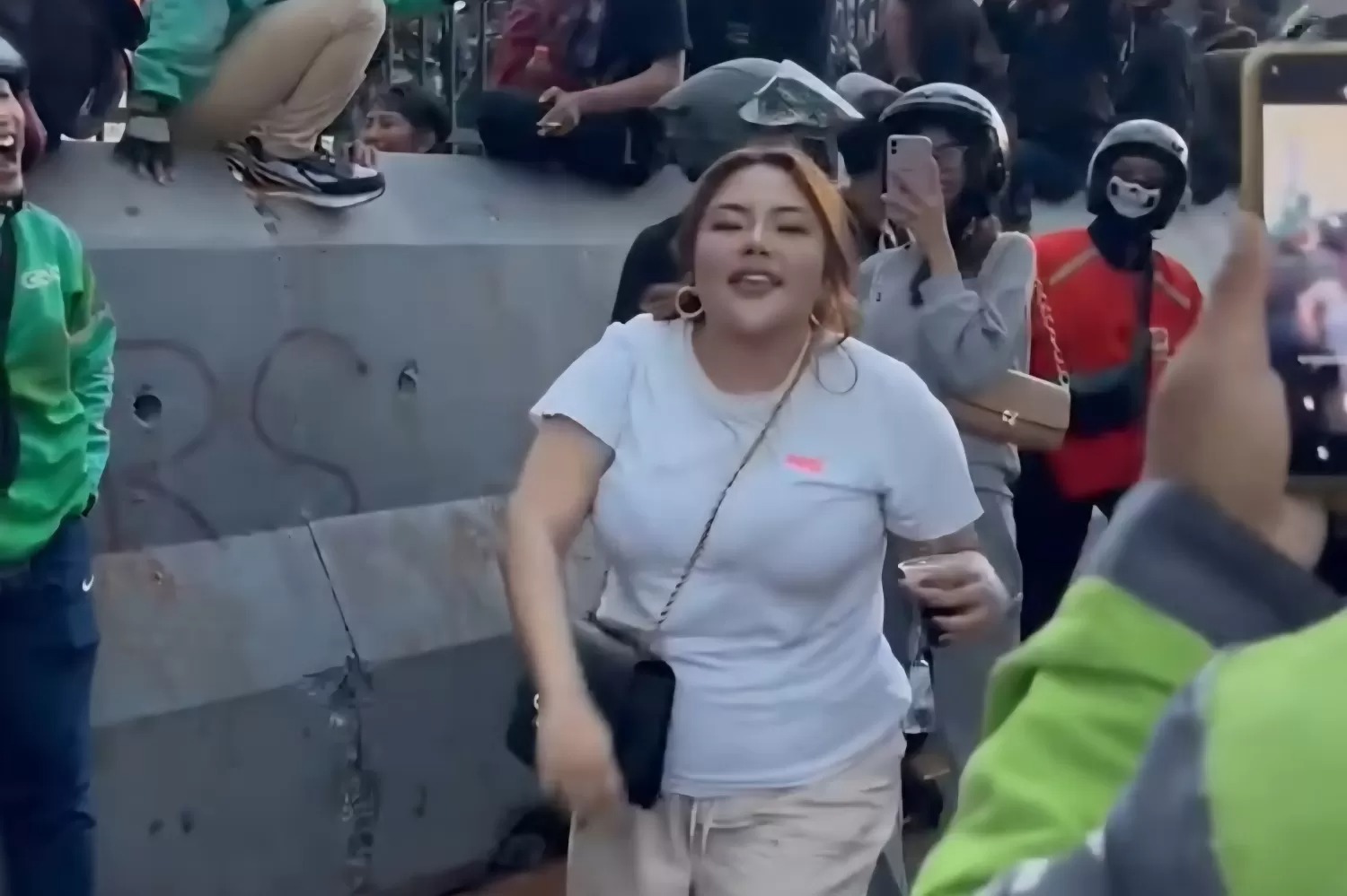 Selebgram Lisa Mariana saat hadir di tengah demonstrasi di depan gedung DPR RI, Sabtu (30/8/2025). Dia memborong bakpao dan membagikannya ke peserta demo.