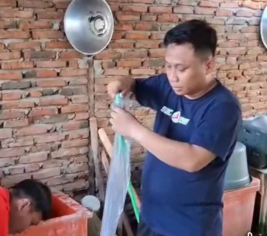 Wahyudin Moridu kini jualan es batu usai dipecat sebagai anggota DPRD Gorontalo.