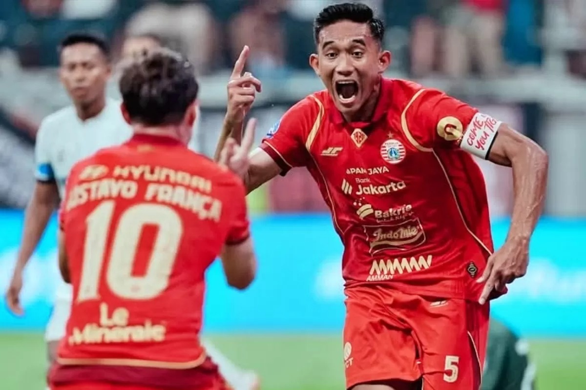 Kapten Persija Jakarta Rizky Ridho (kanan).