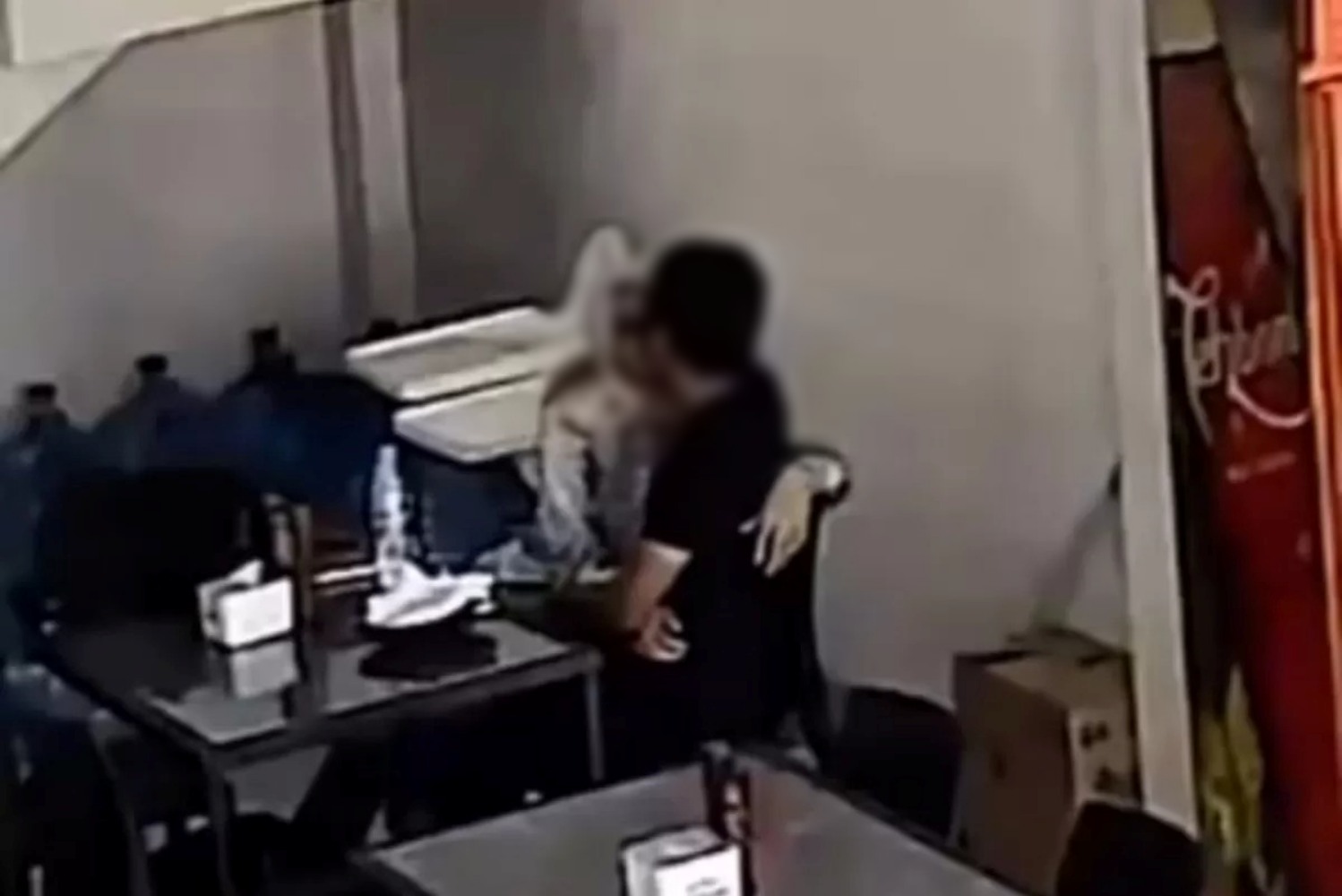 Dua sejoli berbuat mesum di toilet restoran Ciputat, Tangerang Selatan, viral di media sosial, pegawai restoran gerebek mereka.