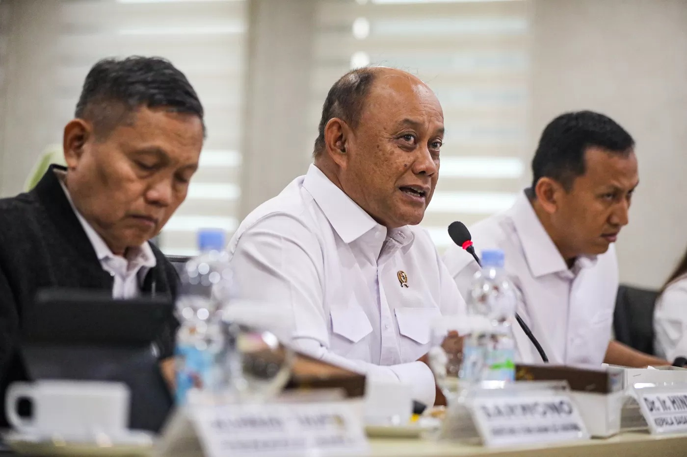 Kepala Badan Gizi Nasional Dadan Hindayana (kedua kanan) bersama Sekertaris Utama Badan Gizi Nasional Sarwono (kiri) mengikuti rapat kerja dengan Komite III DPD RI di Kompleks Parlemen, Senayan.