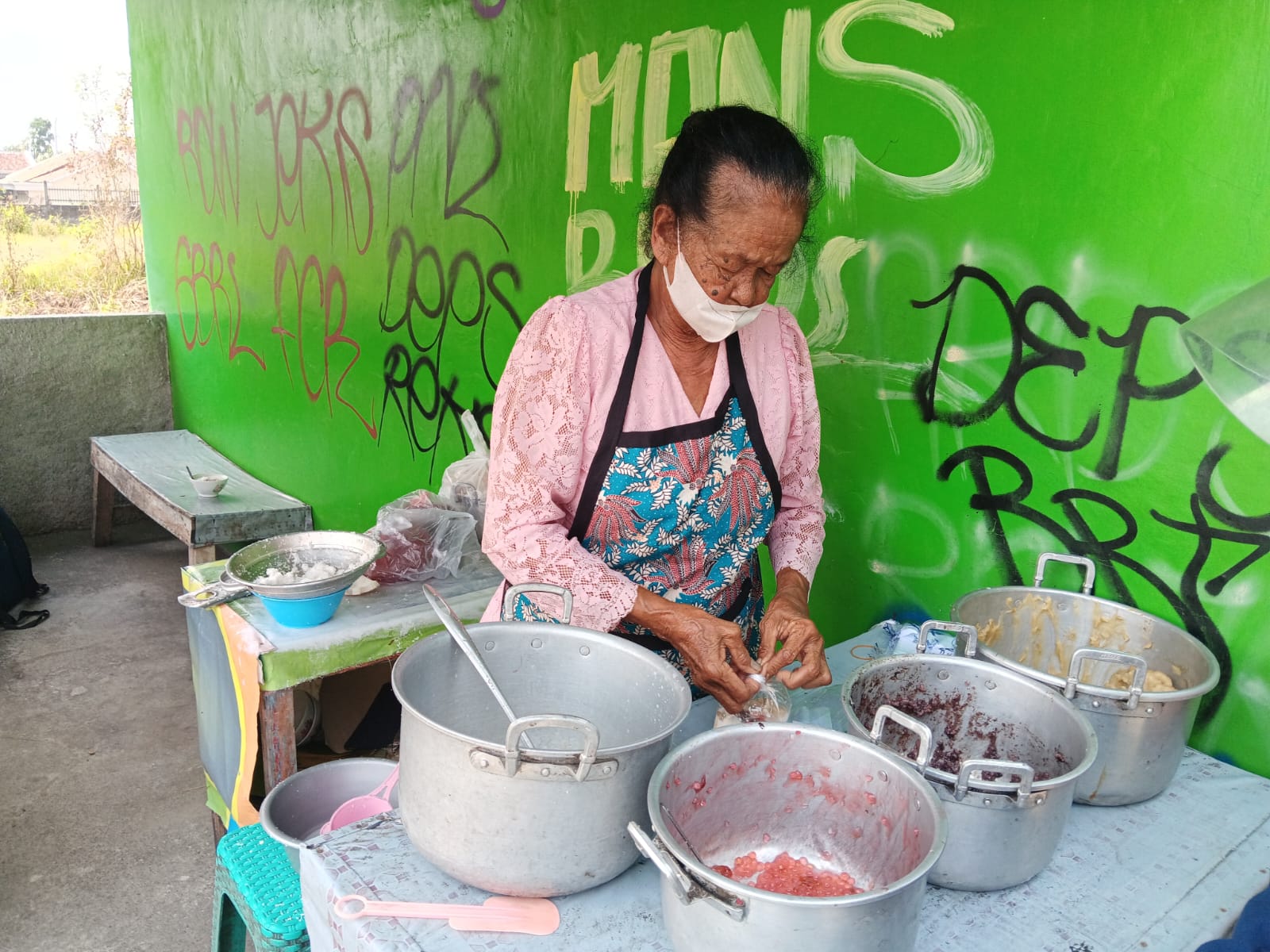 Ngatiyen penjual jenang gempol sudah berjualan selama 44 tahun