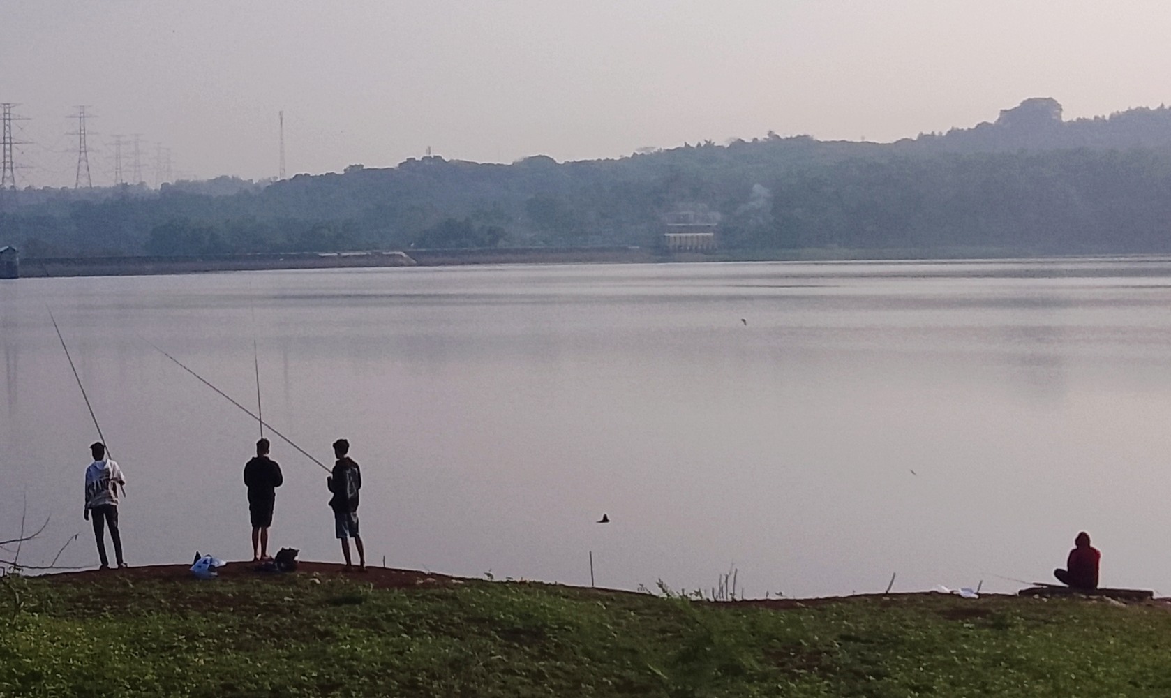 Pengunjung yang sedang memancing di Waduk Delingan, Karanganyar, Rabu (24/9/25).