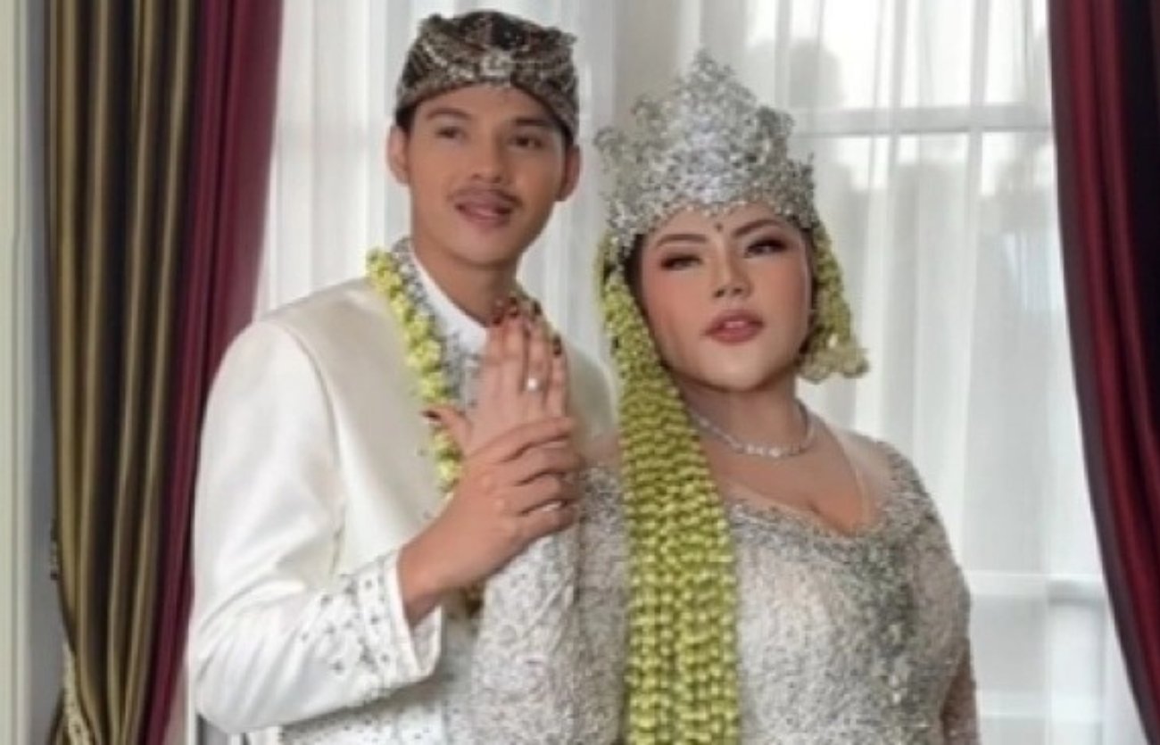 Lisa Mariana menggunakan pakaian pengantin.