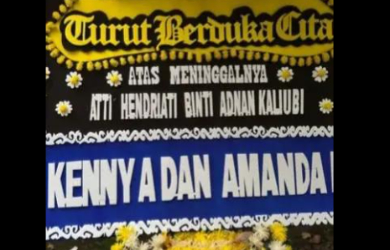 Karangan bunga duka cita bertuliskan Kenny dan Amanda.