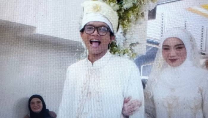 Komika Dzawin Nur akhirnya menikah dengan kekasihnya Renny Rachmawaty pada hari ini,Sabtu (27/9).