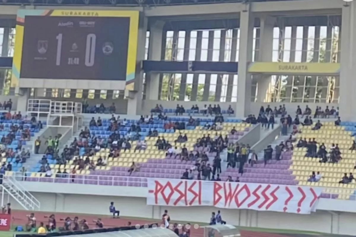 Suporter Persis Solo Bentangkan Spanduk Posisi Bwosss?