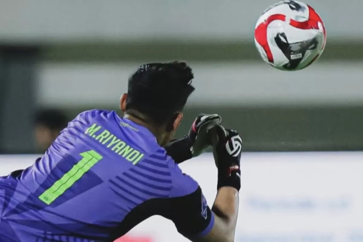 enjaga gawang Persis Solo Muhamad Riyandi pimpin saves terbanyak hingga pekan ke-7 BRI Super League.