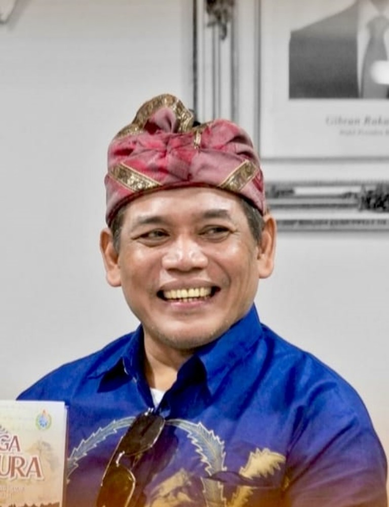 Gus Nas (HM. Nasruddin Anshoriy Ch.)&nbsp;dikenal luas sebagai kiai, budayawan, dan penyair yang menjadikan kata-kata sebagai alat dakwah, kritik sosial, dan pengingat spiritual.