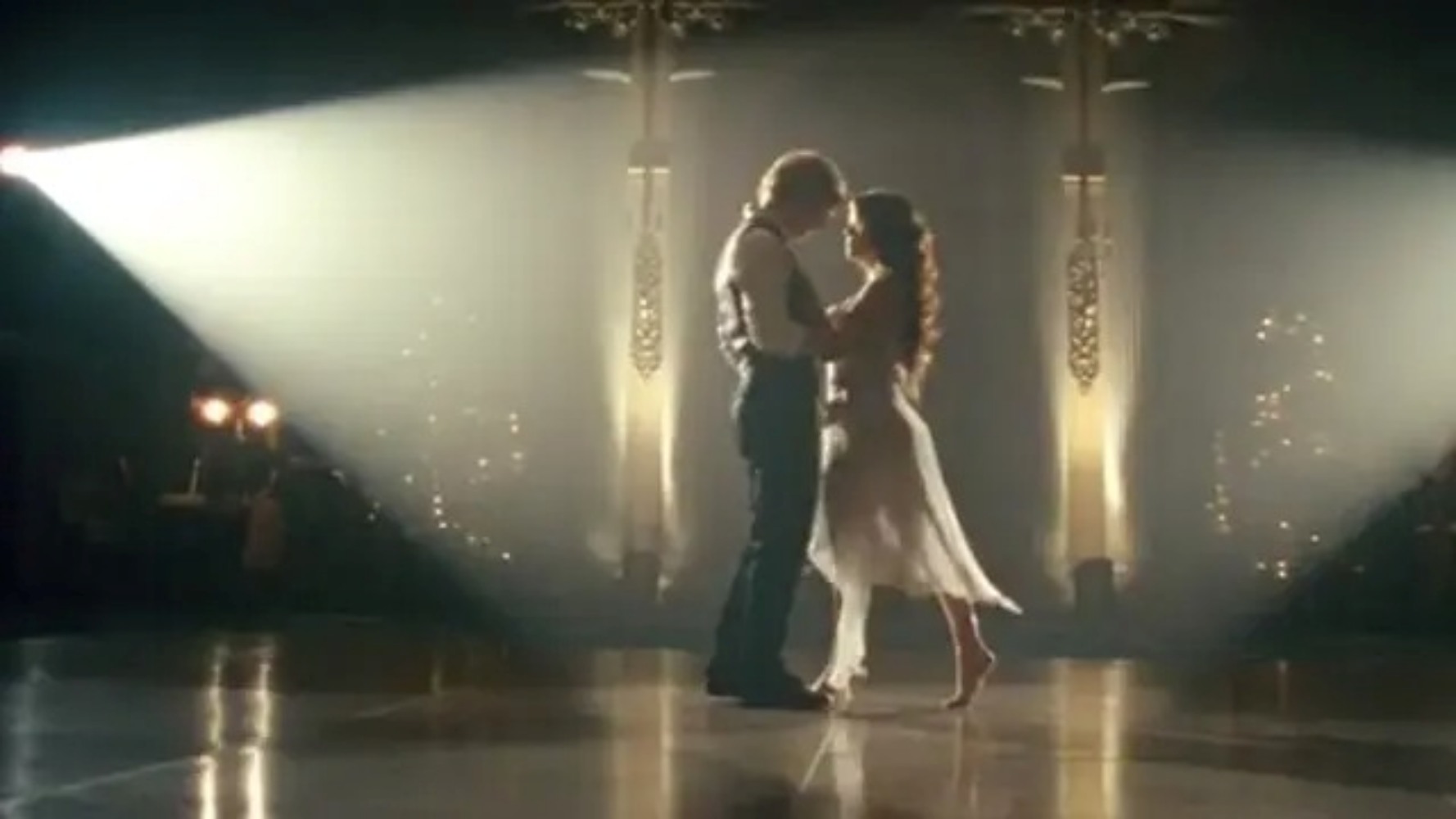 Ed Sheeran dalam video musik Thinking Out Loud.