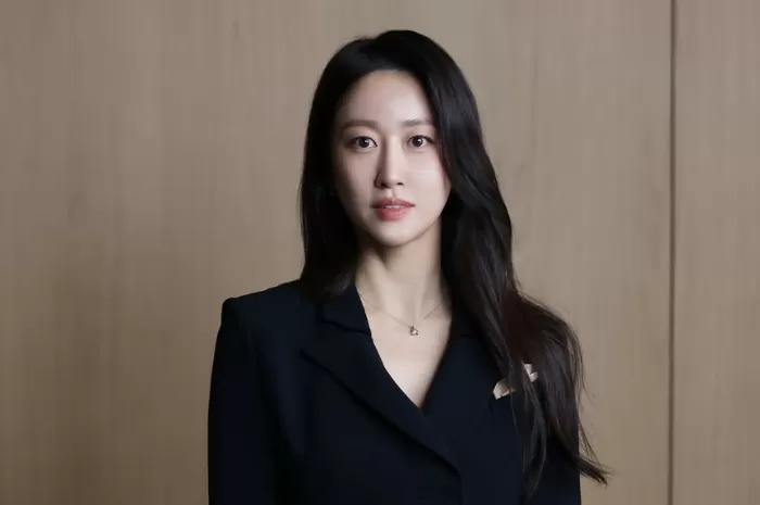 Jeon Hye Bin saat melakukan sesi pemotretan untuk drama JTBC Beyond The Bar.
