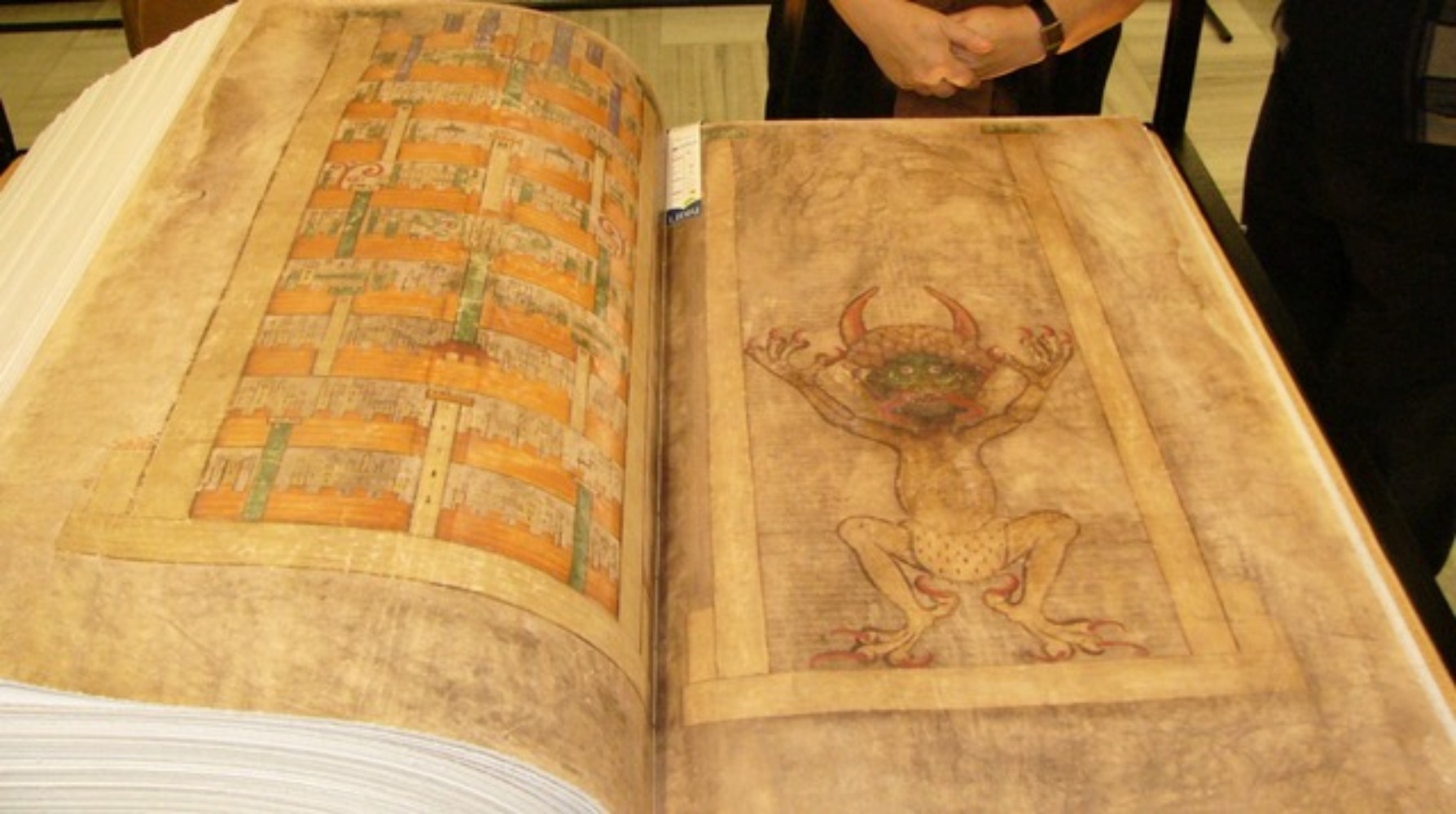 Codex Gigas yang dijuluki Kitab iblis tersimpan di Perpustakaan Nasional Stockholm, Swedia.