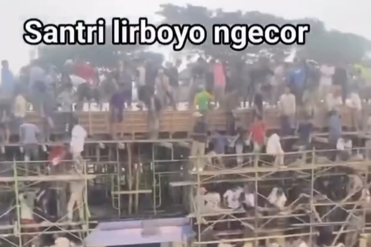 Santri ikut ngecor pembangunan pesantren lirboyo.