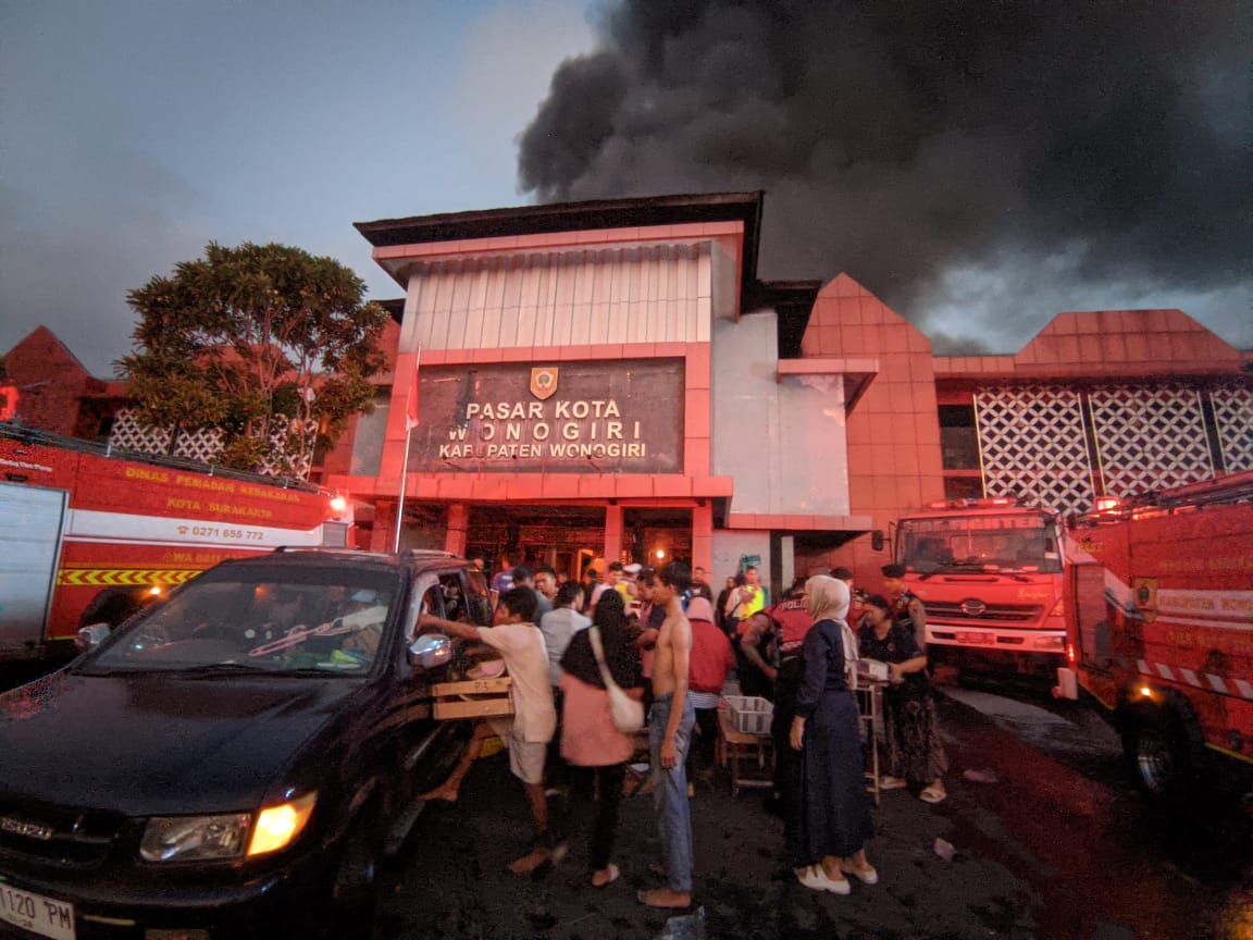 Api Lahap Pasar Kota Wonogiri, Pemadaman Libatkan Damkar se-Solo Raya