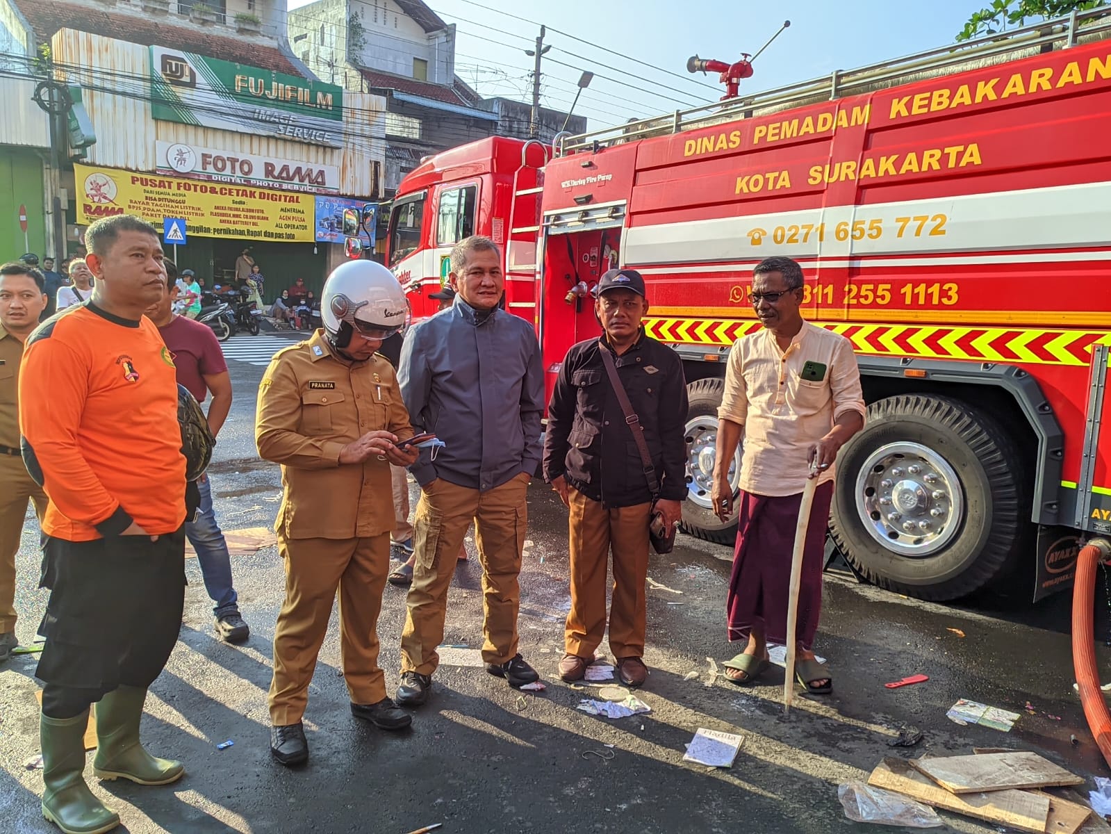 12 unit mobil damkar lintas daerah dikerahkan untuk menangani kebakaran Pasar Kota Wonogiri