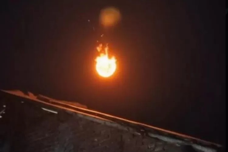 Begini penampakan meteor jatuh di Cirebon.