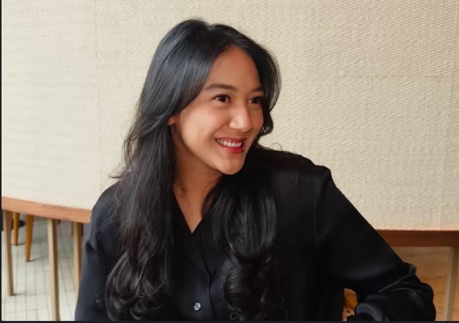 Putri Tanjung dikabarkan telah bercerai dengan suaminya, Guinandra Jatikusumo.