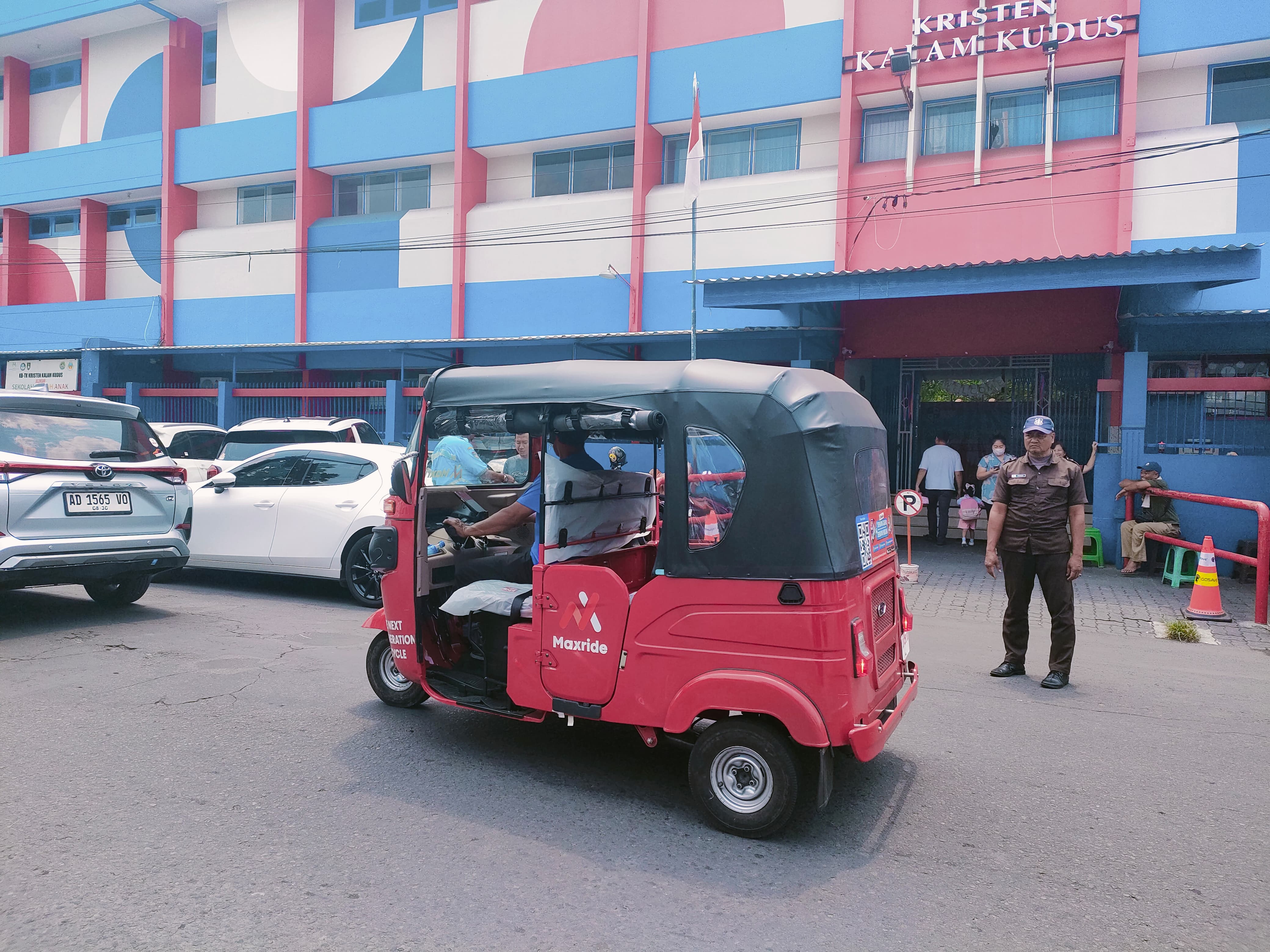 Penampilan Kendaraan Roda Tiga / Bajaj Maxride melintas di kawasan Pasar Legi Solo, Selasa (7/10) siang.