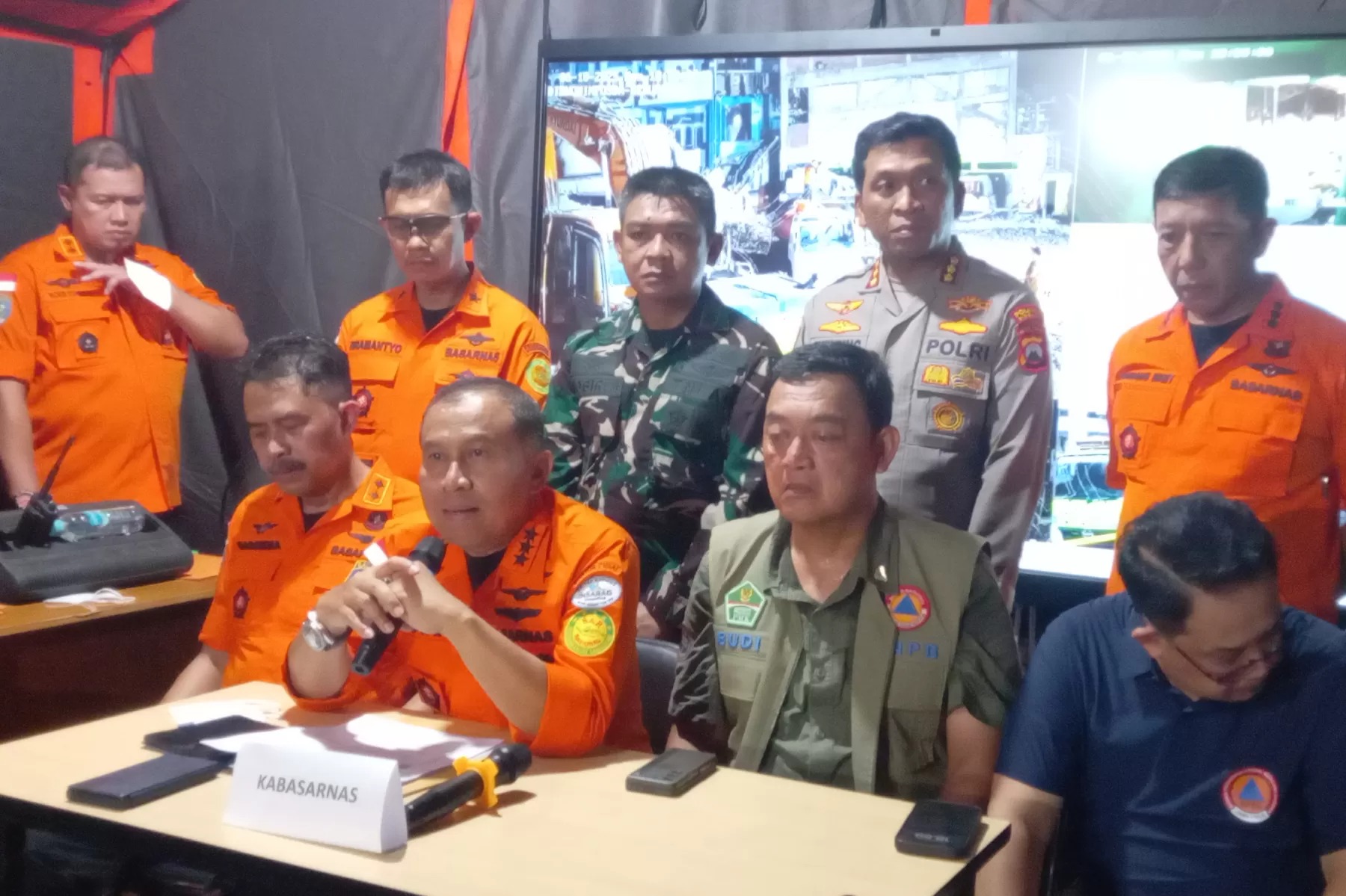 Kepala Badan SAR Nasional (Basarnas) Marsekal Madya TNI Mohammad Syafii menutup Operasi SAR Korban Bangunan Ponpes Al Khoziny Sidoarjo yang roboh.