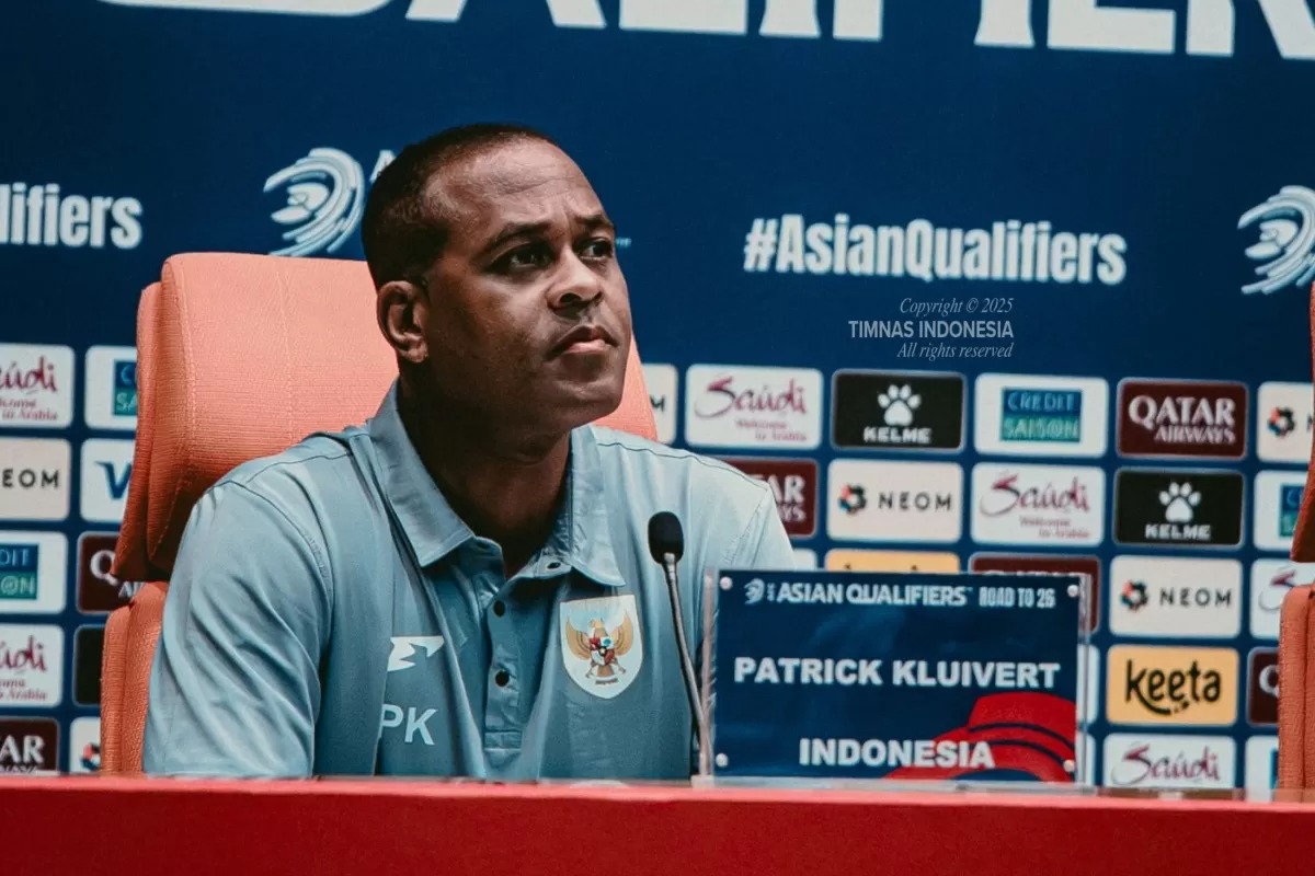 Pelatih Timnas Indonesia, Patrick Kluivert, mendapatkan pertanyaan terkait skandal naturalisasi Malaysia jelang melawan Arab Saudi.