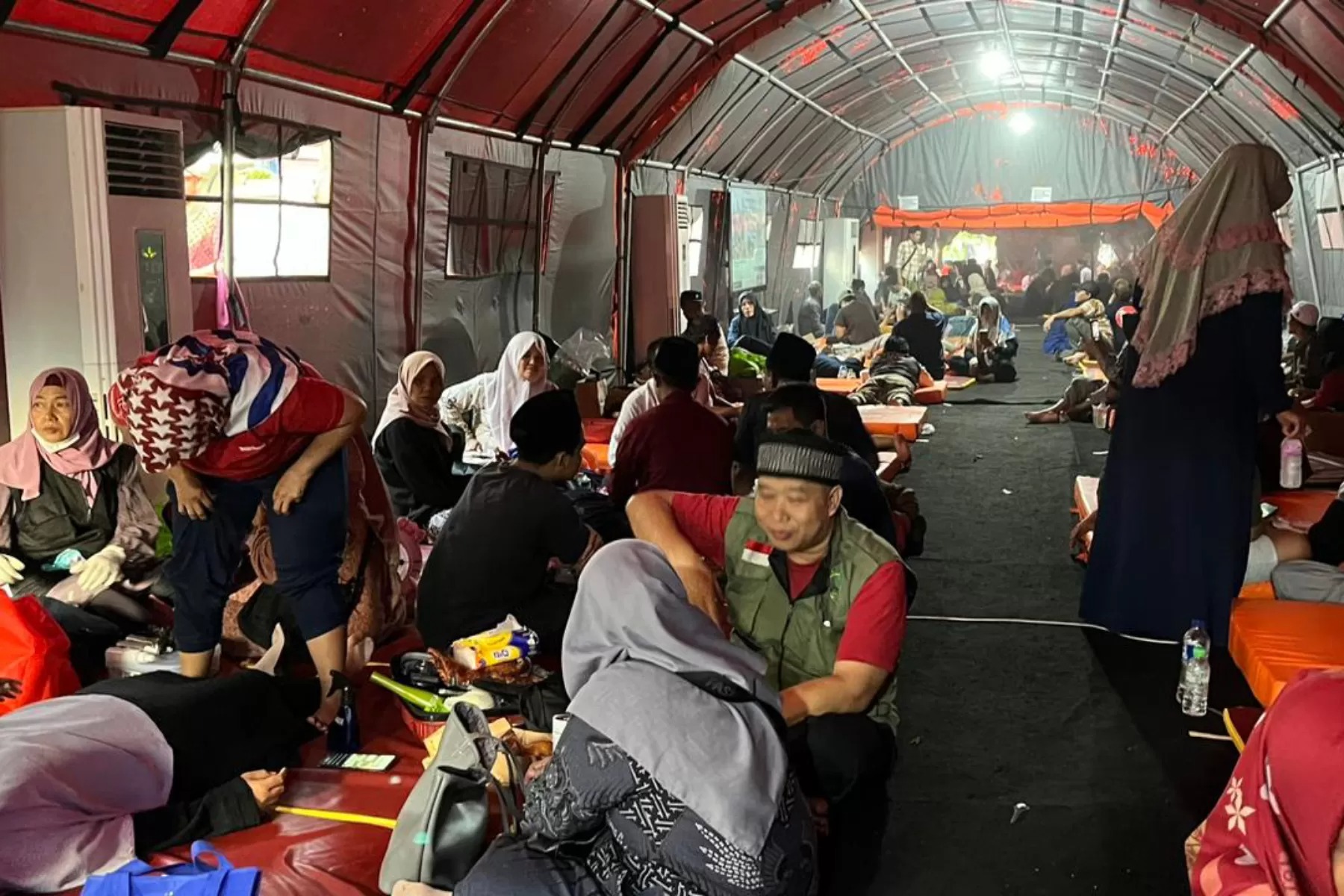 Keluarga Korban Ponpes Al Khoziny Sidoarjo Menanti Identifikasi Jenazah tenda di kompleks RS Bhayangkara Polda Jatim.