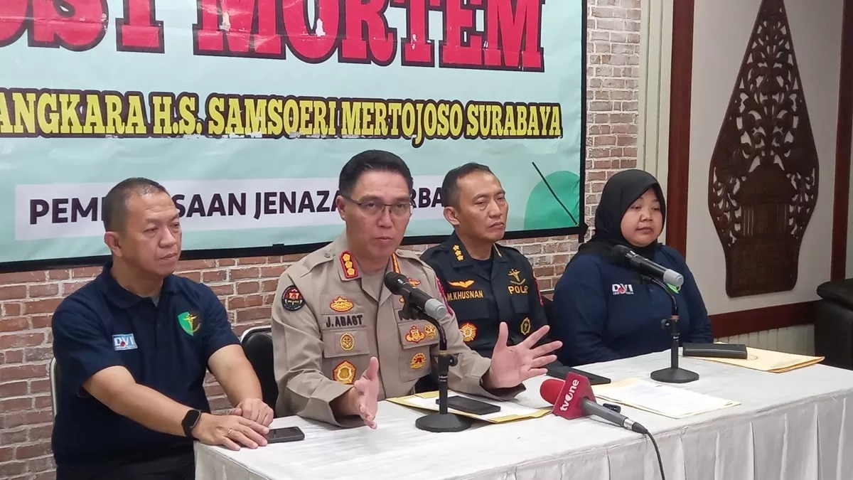 Kabid Humas Polda Jawa Timur, Kombes Pol Jules Abraham Abast dalam konferensi pers update identifikasi korban Ponpes Al Khoziny, Selasa malam (8/10/2025).