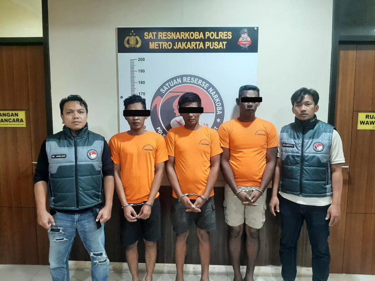 Tiga pelaku berinisial A, 30, K, 39, dan D, 38 ditangkap Polres Metro Jakarta Pusat diduga jaringan pengedar sabu lintas provinsi yang beroperasi dari Aceh hingga Jawa Tengah.