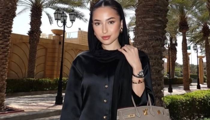 Gaya Hijab Jennifer Coppen di Jeddah
