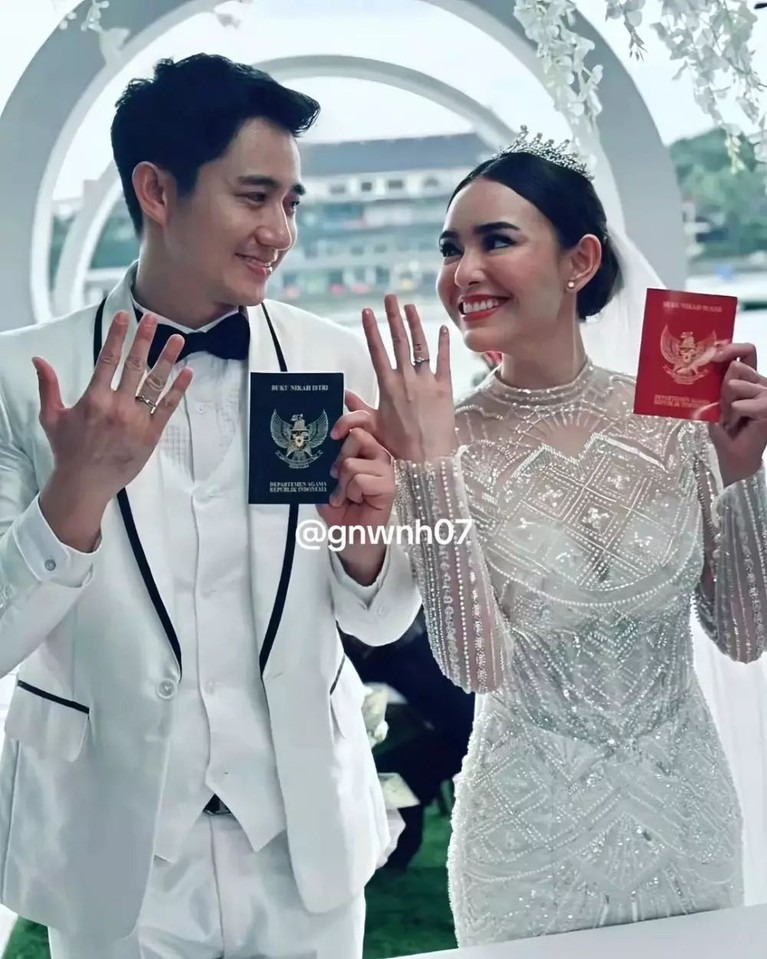 Amanda Manopo dan Kenny Austin pamerkan buku nikah.