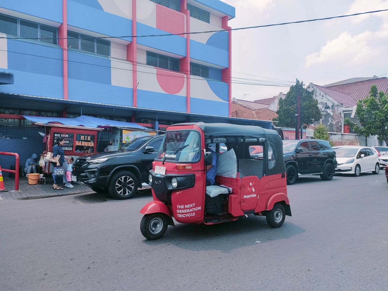 DISOAL: Kendaraan jenis Bajaj warna merah berseliweran di jalan raya Solo dalam beberapa hari terakhir.