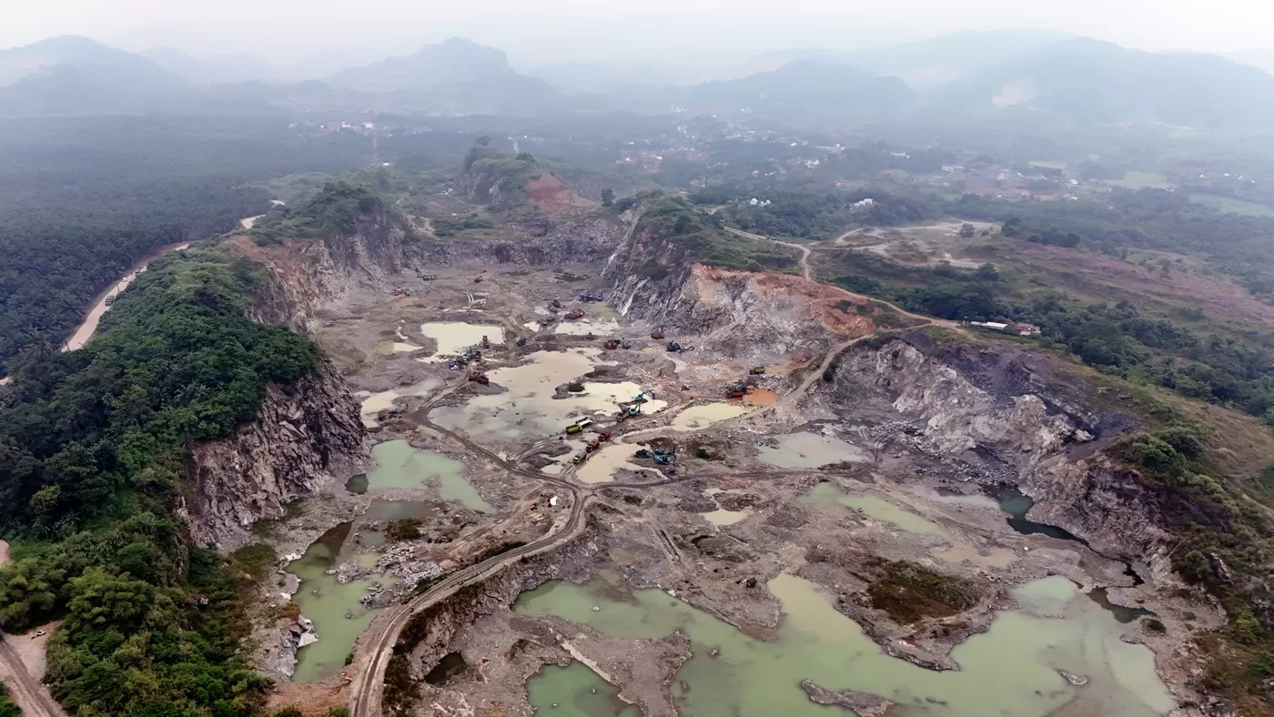 Foto udara salah satu lahan tambang batu di Parung Panjang, Kabupaten Bogor, Jawa Barat, Selasa (19/8/2025).