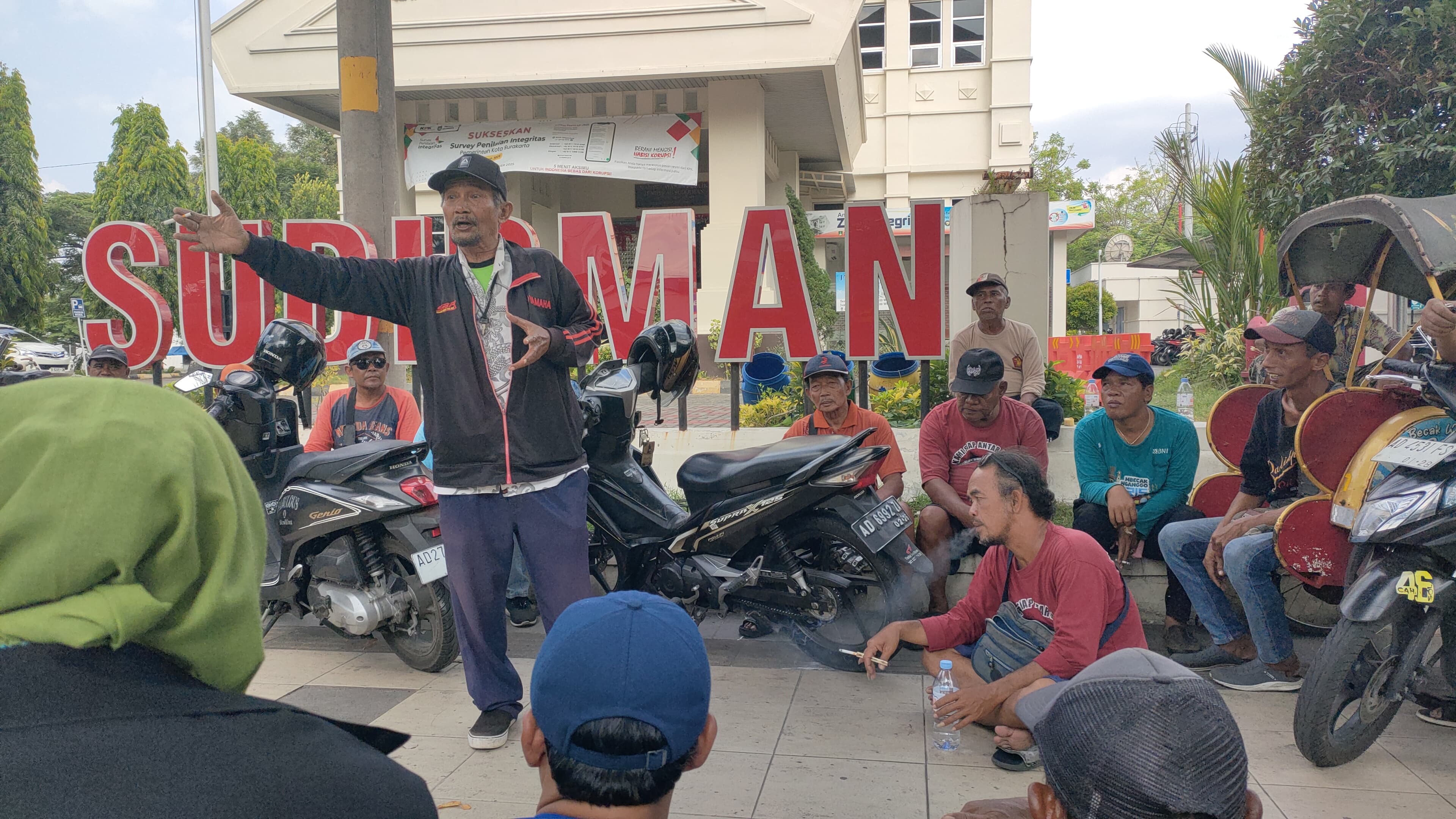 KOMPAK : Pengemudi Becak Solo Gelar Rapat Darurat di Depan MPP