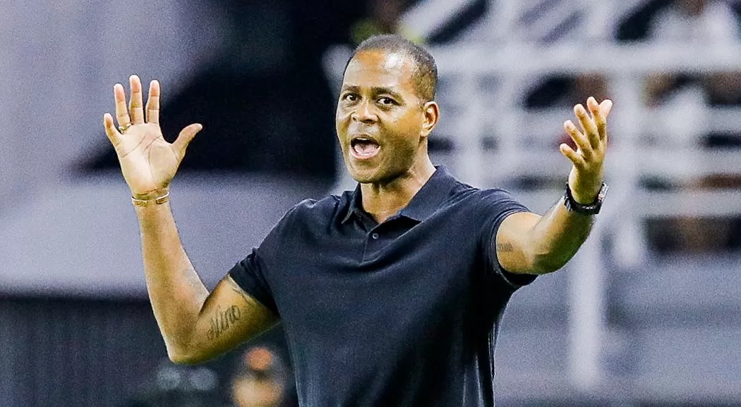 Pelatih Timnas Indonesia Patrick Kluivert memberikan arahan kepada pemain saat menghadapi Chinase Taipei dalam International Friendly Match di Stadion Gelora Bung Tomo, Surabaya.
