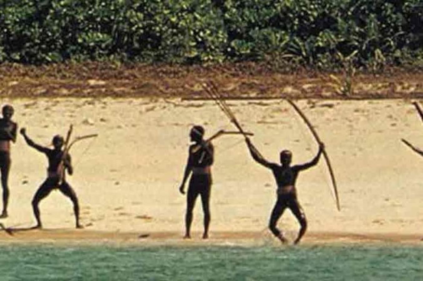 Suku Sentinel yang tinggal di pulau Sentinel.