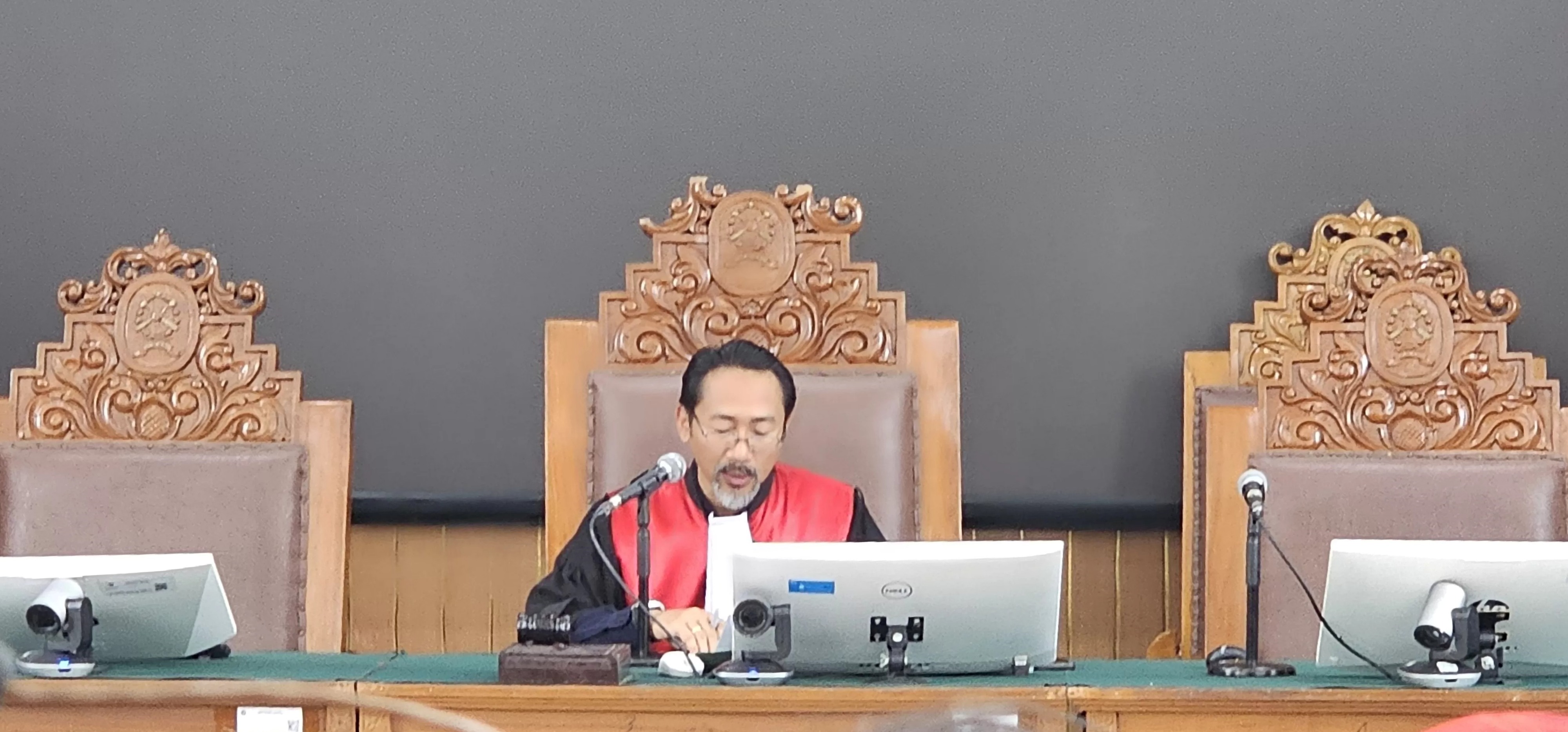 Hakim Tunggal Pengadilan Negeri Jakarta Selatan I Ketut Darpawan menolak praperadilan mantan Mendikbudristek Nadiem Anwar Makarim.