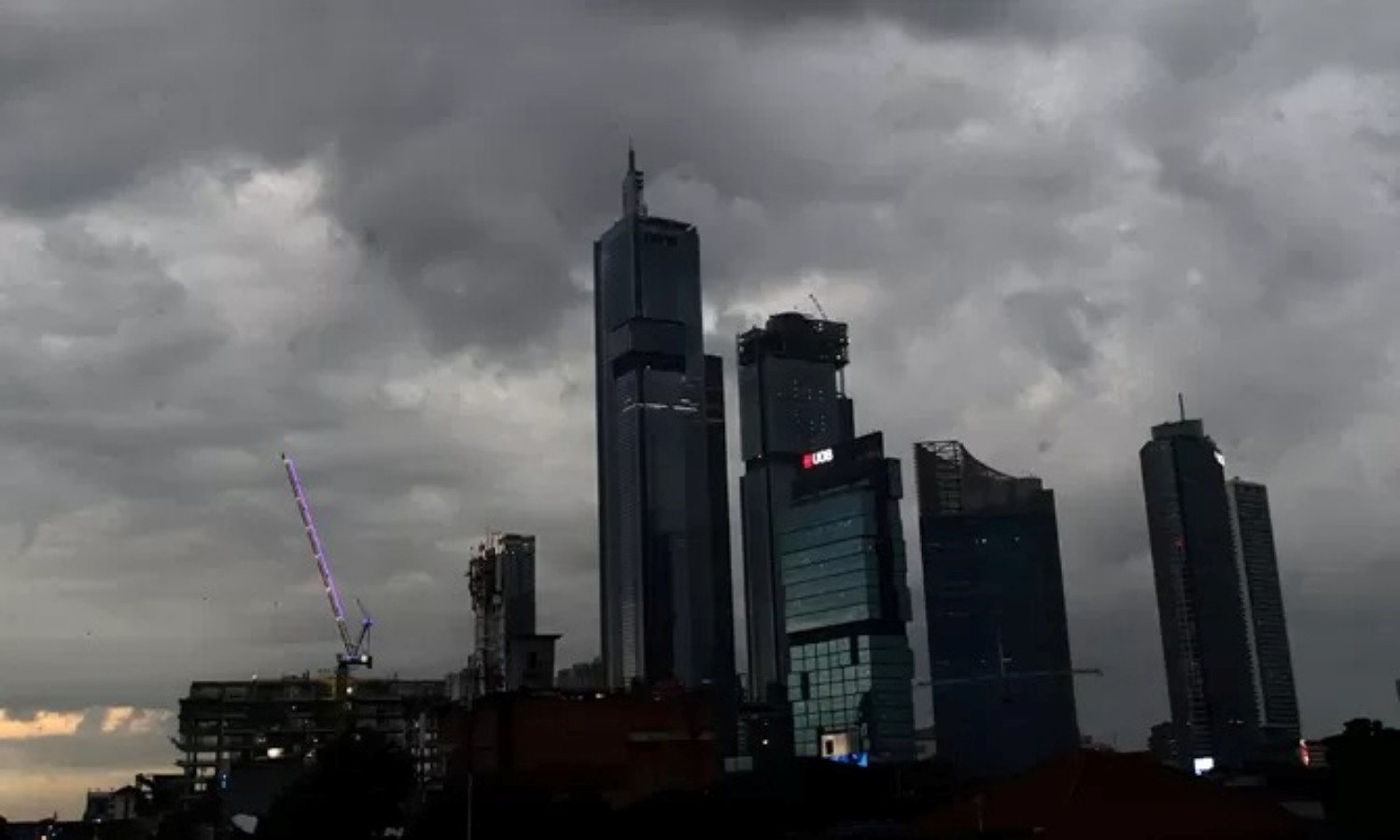 Ilustrasi awan tebal menyelimuti langit Jakarta.