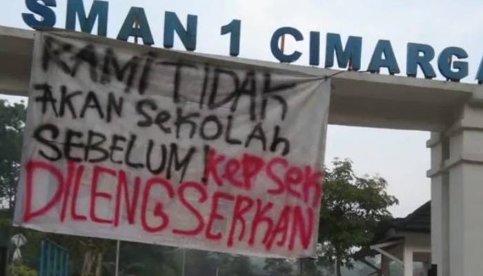 Spanduk siswa SMAN 1 Cimarga meminta kepala sekolah dilengserkan.