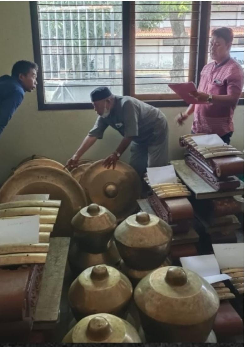 Pelaku melakukan penipuan dan penggelapan berupa satu set gamelan karawitan Marsudi Laras senilai Rp350 juta.
